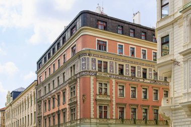 Eski sıcak turistik kentin klasik Avrupa mimarisi evinin köşesinde. Seçici odak ve kopyalama alanı olan arkaplan