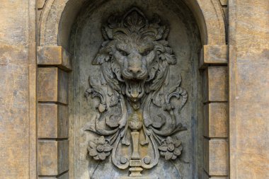 Şehrin mimarisinde heykeller olan antik çeşmeler var. Seçici odak ve kopyalama alanına sahip tarihi ve kültürel miras arkaplanı