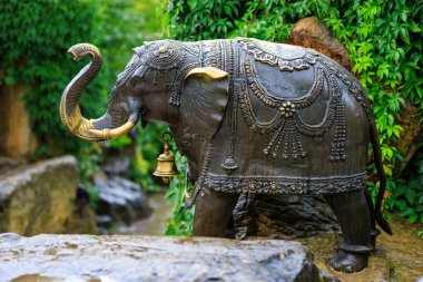 Şehrin mimarisinde çok eski heykeller var. Tarihsel ve kültürel miras. Seçici odak ve kopyalama alanı olan arkaplan