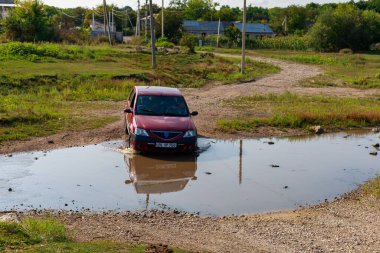 22 Ağustos 2021 Koban Moldova, araba büyük bir dereyi ya da küçük bir nehri geçer. İllüstrasyon başyazısı. Kopyalama alanı olan arkaplan