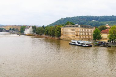 24 Ağustos 2022 Prag, Çek Cumhuriyeti. Vltava nehrinde bir eğlence teknesi. Seçici odaklı arkaplan ve metin için alanı kopyala