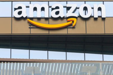 15 Ocak 2023 Iasi Romanya. Amazon Gelişim Araştırma Merkezi, dünyanın en büyük Amerikan e-ticaret şirketi. Resimli yazı, arka plan