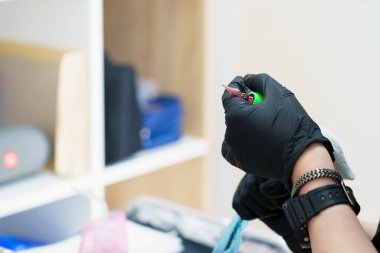 28 Mart 2022 Balti Moldova. Haberler için editör geçmişi. Dövme ustasının elleri, seçici odaklanma.