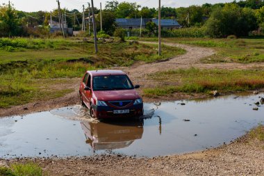 22 Ağustos 2021 Koban Moldova, araba büyük bir dereyi ya da küçük bir nehri geçer. İllüstrasyon başyazısı. Kopyalama alanı olan arkaplan