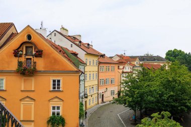 24 Ağustos 2022 Prag, Çek Cumhuriyeti. Eski klasik Avrupa mimarisinin evleri. Metin için kopyalama alanı olan arkaplan.