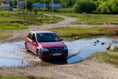 22 Ağustos 2021 Koban Moldova, araba büyük bir dereyi ya da küçük bir nehri geçer. İllüstrasyon başyazısı. Kopyalama alanı olan arkaplan