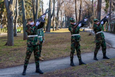 15 Şubat 2022 Balti Moldova. Askerler geleneksel olarak şehit askerlerin anma gününde havaya ateş açarlar.