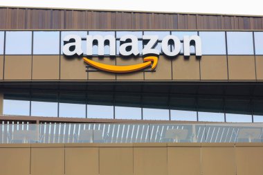 15 Ocak 2023 Iasi Romanya. Amazon Gelişim Araştırma Merkezi, dünyanın en büyük Amerikan e-ticaret şirketi. Resimli yazı, arka plan