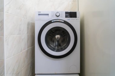 8 Temmuz 2022 Balti Moldova. Çamaşır odasında çamaşır makinesi var. İllüstrasyon başyazısı. Arkaplan