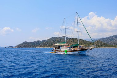 10 Ağustos 2022 Demre, Antalya ili, Türkiye. Akdeniz kıyısındaki yatlar. Metin için kopyalama alanı olan arkaplan