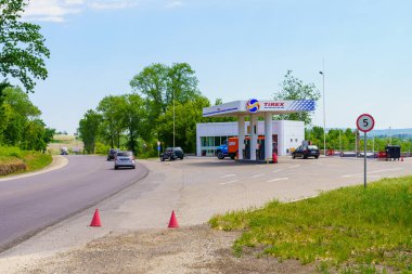3 Haziran 2022 Balti Moldova. Benzin istasyonu. İllüstrasyon başyazısı. Haber arkaplanı