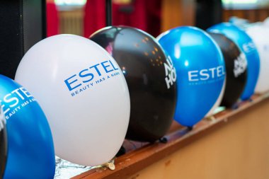 17 Mayıs 2022 Balti Moldova. Güzellik endüstrisindeki bir festivalde Estel 'den balonlar. İllüstrasyon başyazısı. Arkaplan