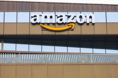 15 Ocak 2023 Iasi Romanya. Amazon Gelişim Araştırma Merkezi, dünyanın en büyük Amerikan e-ticaret şirketi. Resimli yazı, arka plan