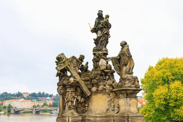 August 2022 Prag Tschechien Antike Skulpturen Auf Der Karlsbrücke Hintergrund — Stockfoto