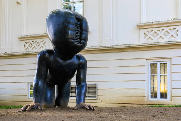 雕塑爬行的婴儿 最吸引人的城市现代艺术 2022年8月24日布拉格捷克共和国 — 图库照片