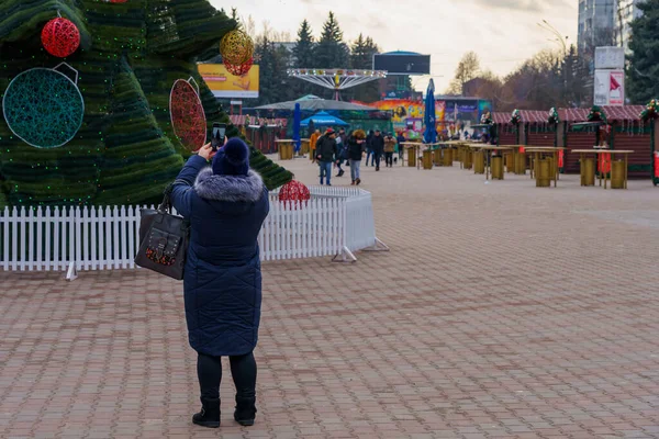 January 2022 Balti Moldova Woman Photographs Christmas Tree Downtown Area — Stockfoto