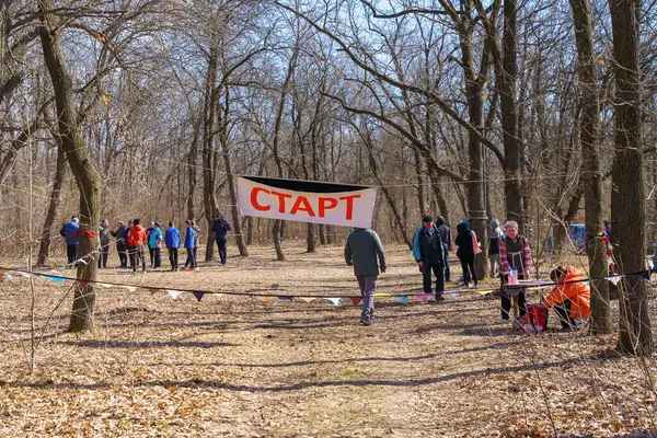 27 Mart 2022 Mindrestii Moldova. Ormandaki eğitim kampında amatör turistler. Haber başlığı arkaplanı