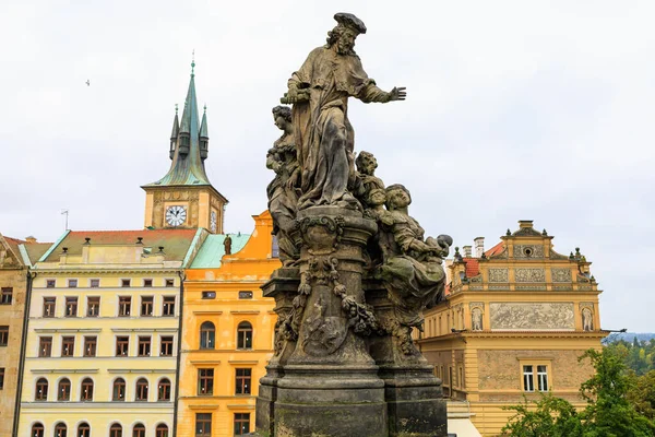 August 2022 Prag Tschechien Antike Skulpturen Auf Der Karlsbrücke Hintergrund — Stockfoto