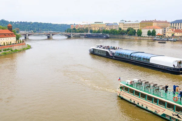 Серпня 2022 Року Прага Чехія Приємний Човен Річці Влтаві Тло — стокове фото