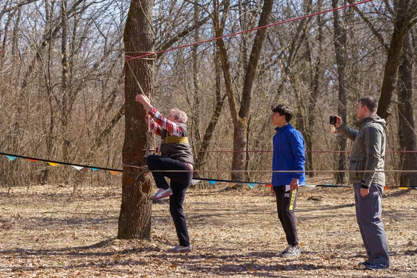 März 2022 Mindrestii Moldawien Amateurtouristen Trainieren Wald Außerhalb Der Stadt — Stockfoto