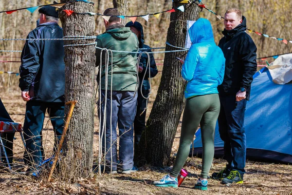 27 Mart 2022 Mindrestii Moldova. Ormandaki eğitim kampında amatör turistler. Haber başlığı arkaplanı