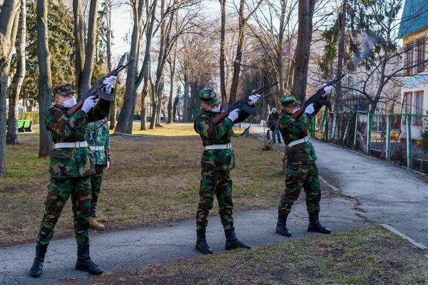 Φεβρουαρίου 2022 Balti Μολδαβία Στρατιώτες Παραδοσιακά Πυροβολούν Στον Αέρα Την — Φωτογραφία Αρχείου