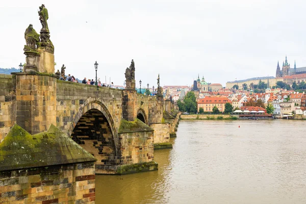 August 2022 Prague Czech Republic Pedestrian Charles Bridge Background Copy — Fotografia de Stock