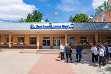 14 Haziran 2022 Balti Moldova. Öğrenciler sınavlardan sonra sonuçları bekliyorlar. Resimli editör arkaplanı