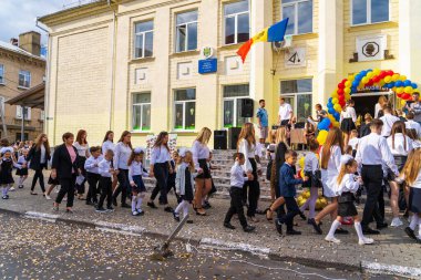 1 Eylül 2022 Balti Moldova. İlk çana adanmış okul çocukları hatta. İllüstrasyon başyazısı. Arkaplan
