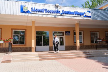 14 Haziran 2022 Balti Moldova. Öğrenciler sınavdan ayrılıyor. Resimli editör arkaplanı