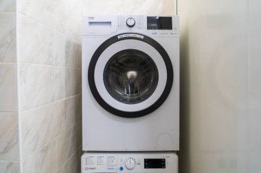 8 Temmuz 2022 Balti Moldova. Çamaşır odasında çamaşır makinesi var. İllüstrasyon başyazısı. Arkaplan