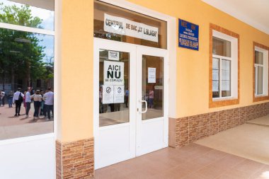 14 Haziran 2022 Balti Moldova. Sınav dönemi için kapalı okulun kapıları var. Resimli editör arkaplanı