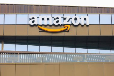 15 Ocak 2023 Iasi Romanya. Amazon Gelişim Araştırma Merkezi, dünyanın en büyük Amerikan e-ticaret şirketi. Resimli yazı, arka plan