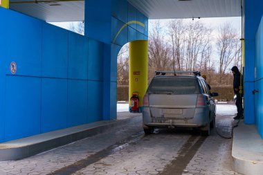 24 Ocak 2022 Balti Moldova. Metanla dolu bir benzin istasyonu. Haber başlığı arkaplanı