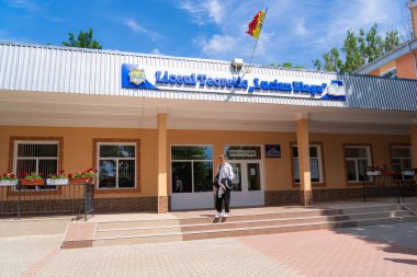 14 Haziran 2022 Balti Moldova. Öğrenciler sınavdan ayrılıyor. Resimli editör arkaplanı