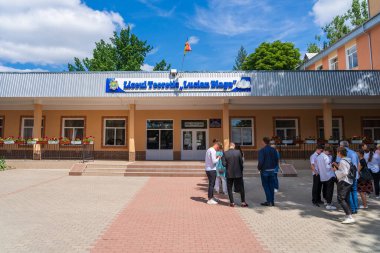 14 Haziran 2022 Balti Moldova. Öğrenciler sınavlardan sonra sonuçları bekliyorlar. Resimli editör arkaplanı