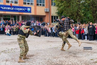 23 Eylül 2022 Balti Moldova. Resimli editör geçmişi. SWAT güvenlik tatbikatlarında yeteneklerini sergiliyor