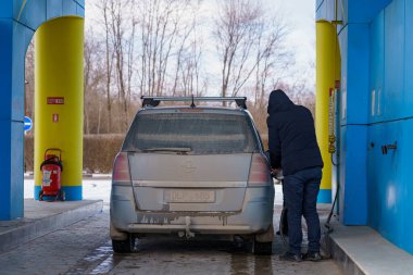 24 Ocak 2022 Balti Moldova. Metanla dolu bir benzin istasyonu. Haber başlığı arkaplanı