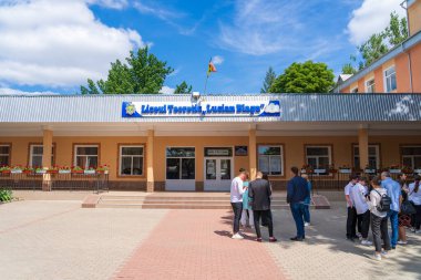 14 Haziran 2022 Balti Moldova. Öğrenciler sınavlardan sonra sonuçları bekliyorlar. Resimli editör arkaplanı