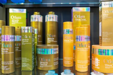 10 Aralık 2022 Balti Moldova. Güzellik salonunda saç bakımı kozmetiği. Resimli editör arkaplanı