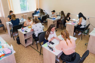 17 Mayıs 2022 Balti Moldova. Manikür yapma süreci. İllüstrasyon başyazısı. Arkaplan