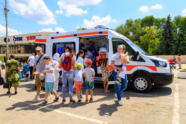 1 Haziran 2022 Balti Moldova. Resimli editör geçmişi. Acil servis doktorları çocukları işlerine dahil ederler..