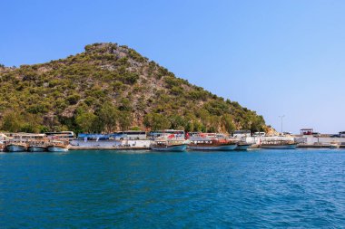 10 Ağustos 2022 Demre, Antalya ili, Türkiye. Akdeniz kıyısındaki yatlar. Metin için kopyalama alanı olan arkaplan