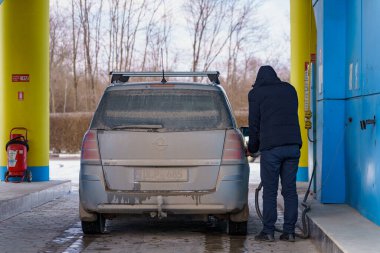 24 Ocak 2022 Balti Moldova. Metanla dolu bir benzin istasyonu. Haber başlığı arkaplanı