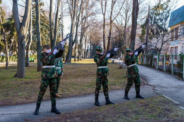 Φεβρουαρίου 2022 Balti Μολδαβία Στρατιώτες Παραδοσιακά Πυροβολούν Στον Αέρα Την — Φωτογραφία Αρχείου