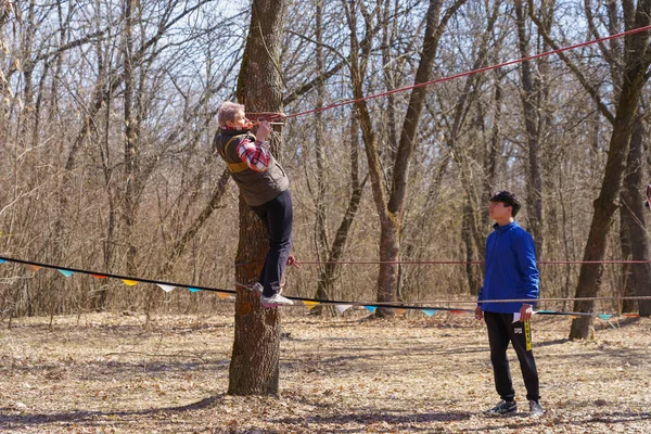 März 2022 Mindrestii Moldawien Touristen Trainieren Wald Auf Einem Seil — Stockfoto