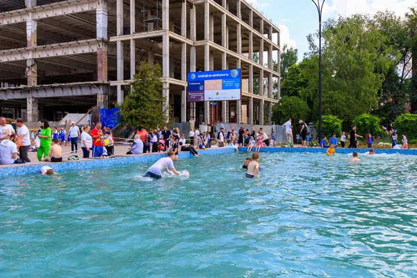 2022年6月1日 バルティ モルドバ 編集者としての経歴 市内の噴水で入浴する子供たち — ストック写真