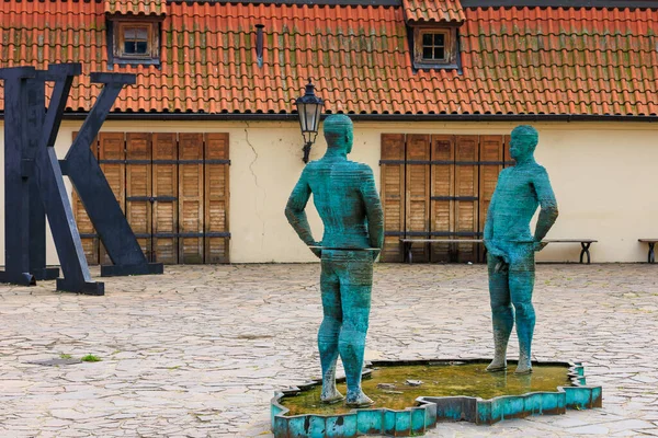2022年8月25日 捷克共和国布拉格 著名的喷泉布拉格的主要景点紧邻弗朗茨卡夫卡博物馆具有选择性焦点和复制空间的背景 — 图库照片