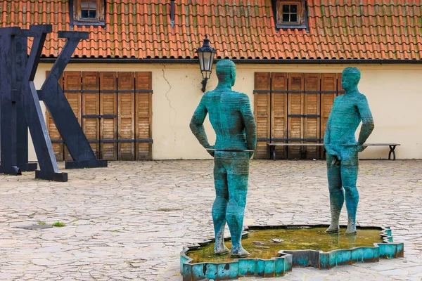 2022年8月25日 捷克共和国布拉格 著名的喷泉布拉格的主要景点紧邻弗朗茨卡夫卡博物馆具有选择性焦点和复制空间的背景 — 图库照片