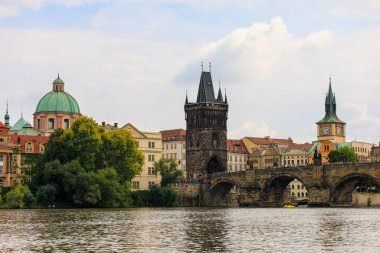 25 Ağustos 2022 Prag, Çek Cumhuriyeti. Yaya Charles Köprüsü. Metin için kopyalama alanı olan arkaplan.